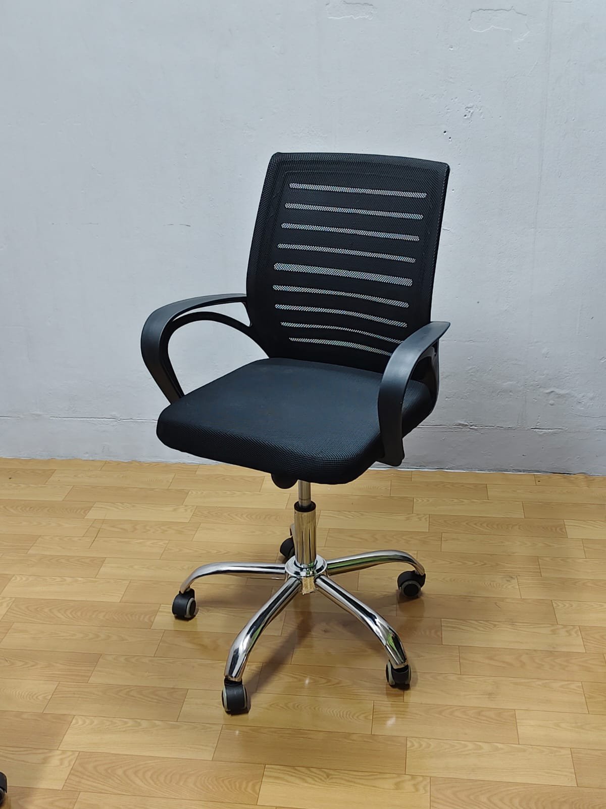 Premium black ergonomic mesh office chair with adjustable height and chrome base